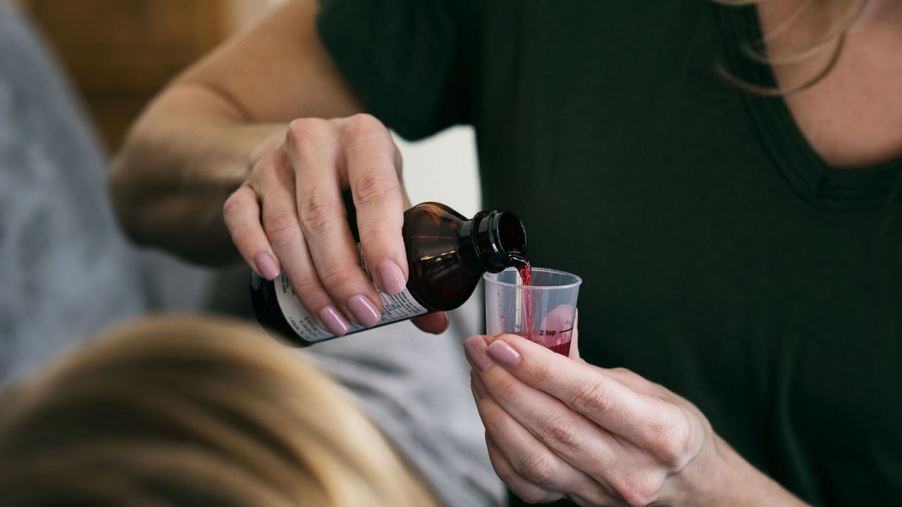 ఇది అప్పుడప్పుడు వాడటం పర్వాలేదు. కానీ అలెర్జీల కోసం ఏదైనా యాంటిహిస్టామైన్‌లను కొనుగోలు చేసేటప్పుడు వైద్యుడిని సంప్రదించడం మంచిది. మీరు కలిసిన డాక్టర్ సూచించిన యాంటిహిస్టామైన్‌ దగ్గు మందులు మెదడులోకి అంతగా చొచ్చుకుపోవని, వాటితో చాలా తక్కువ దుష్ప్రభావాలు ఉన్నందున సురక్షితమైన ఎంపికగా మారుస్తాయని నివేదికలు చెబుతున్నాయి. 