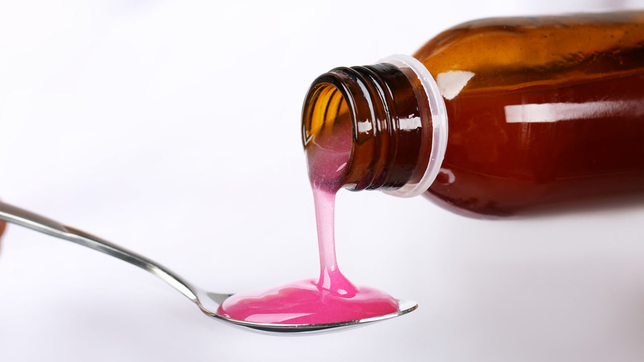 యూరోపియన్ యూనియన్ దగ్గు మందు వేసుకొని 'డ్రైవ్ చేయవద్దు' అని ప్రజలను హెచ్చరించింది. ఈ మందు వేసుకొంటే బ్రెయిన్ పనితీరుతో వాహన ప్రమాదాలు గరిగె అవకాశాలు ఉన్నాయి. పైలట్లు కూడా రెండు మూడు రోజుల క్రితం దగ్గు మందును తీసుకున్నప్పటికీ విమానం నడపడానికి అనుమతించబడలేదు. అలెర్జీ కోసం దగ్గు మందు వేసుకొంటే  దుష్ప్రభావాలు ఎంత శాశ్వతంగా, ప్రమాదకరంగా ఉంటాయో యూరోపియన్ యూనియన్ చేసిన ఈ చర్య చూపిస్తుంది. 