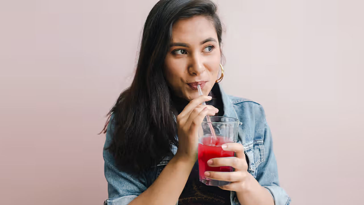 బెర్రీ జ్యూస్లు: స్ట్రాబెర్రీ, బ్లూబెర్రీ, రాస్ప్బెర్రీ లాంటి బెర్రీలు యాంటీఆక్సిడెంట్లు, విటమిన్లు, ఫైబర్తో నిండి ఉంటాయి. ఫైబర్ జీర్ణక్రియకు సహాయపడుతుంది. ఉబ్బరం, అసౌకర్యాన్ని తగ్గించడంలో సహాయపడుతుంది.