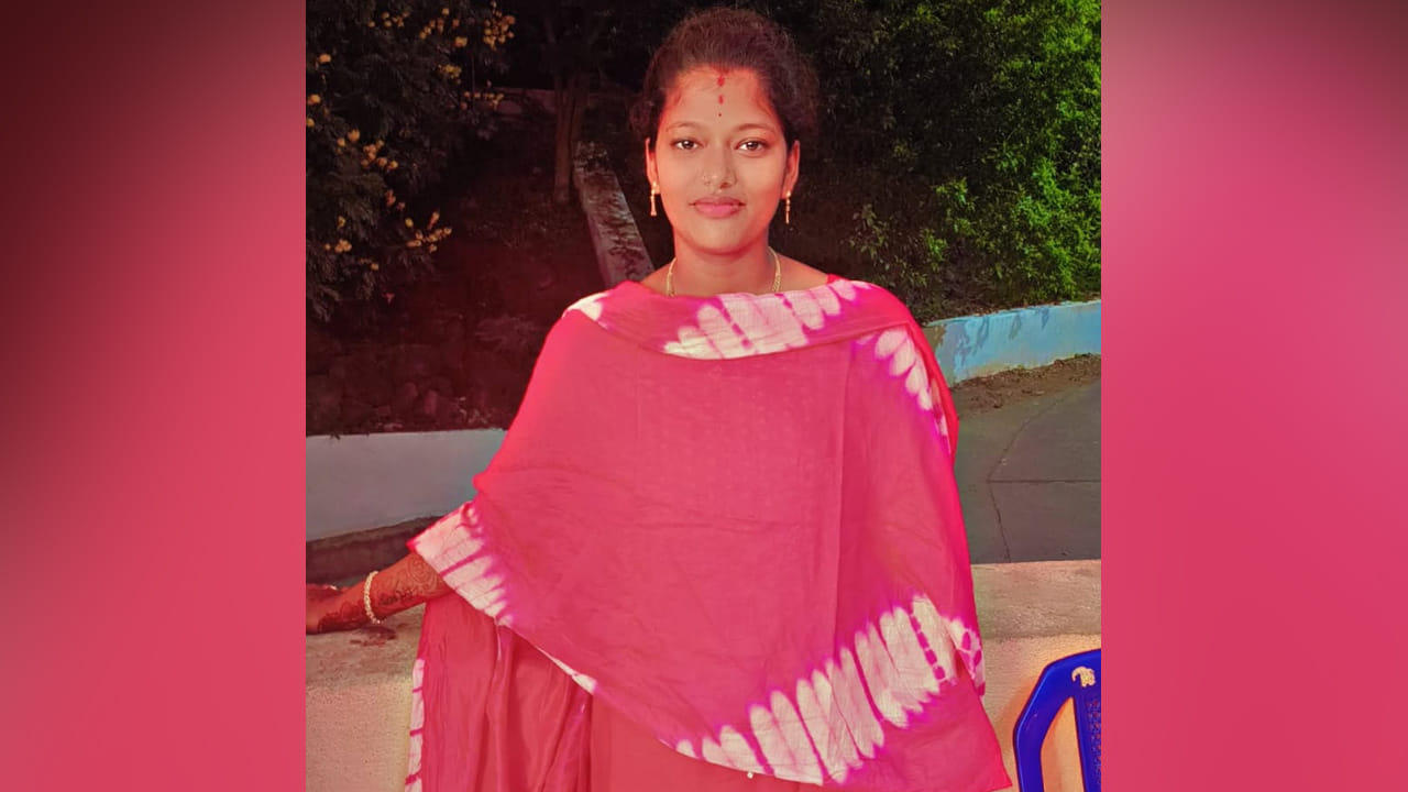 Andhra: చిన్నారి ఏడుపు విని ఏమైందా అని చూసారు.. పాపం తల్లి కోసం ఆ చిట్టితల్లి..!