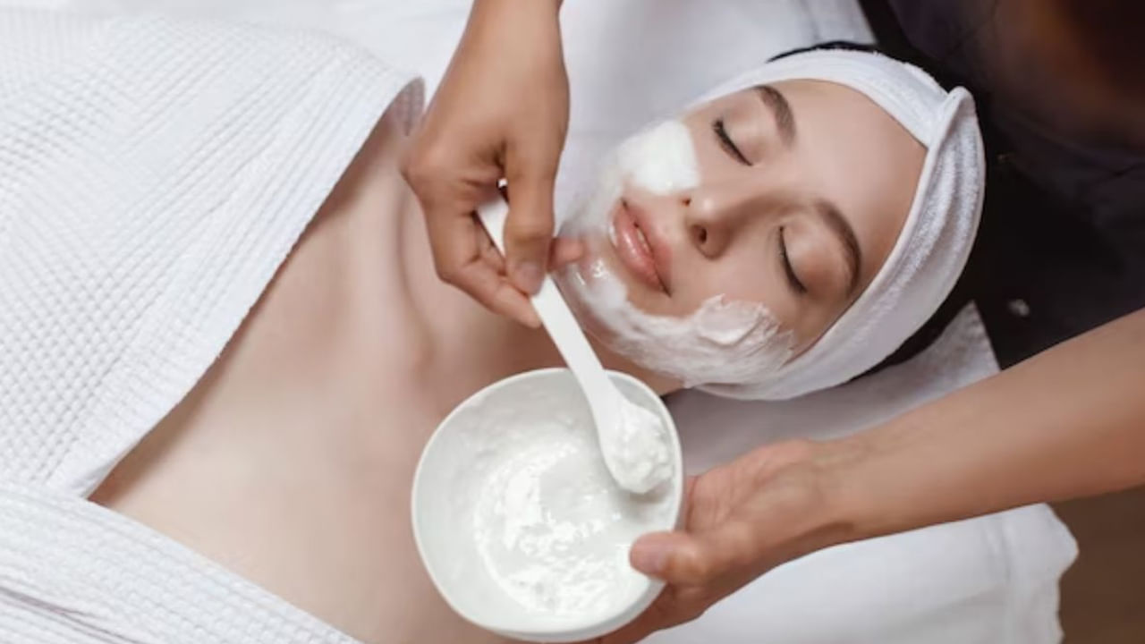 పెరుగులో కాల్షియం, విటమిన్ బి12, ప్రోటీన్, ప్రోబయోటిక్స్ వంటి అనేక ముఖ్యమైన పోషకాలు ఉన్నాయి. ఇవి చర్మ ఆరోగ్యానికి చాలా ఉపయోగకరంగా ఉంటాయి. అందువల్ల, చర్మ సంరక్షణలో పెరుగు వాడకం చాలా ప్రయోజనకరంగా ఉంటుంది.