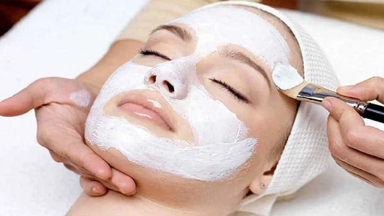 పెరుగులో లాక్టిక్ ఆమ్లం ఉంటుంది. ఇది చర్మాన్ని లోతుగా శుభ్రపరచడం ద్వారా చనిపోయిన చర్మ కణాలను తొలగించడంలో ప్రభావవంతంగా పనిచేస్తుంది. పెరుగును క్రమం తప్పకుండా తీసుకోవడం వల్ల చర్మ కాంతి పెరుగుతుంది.