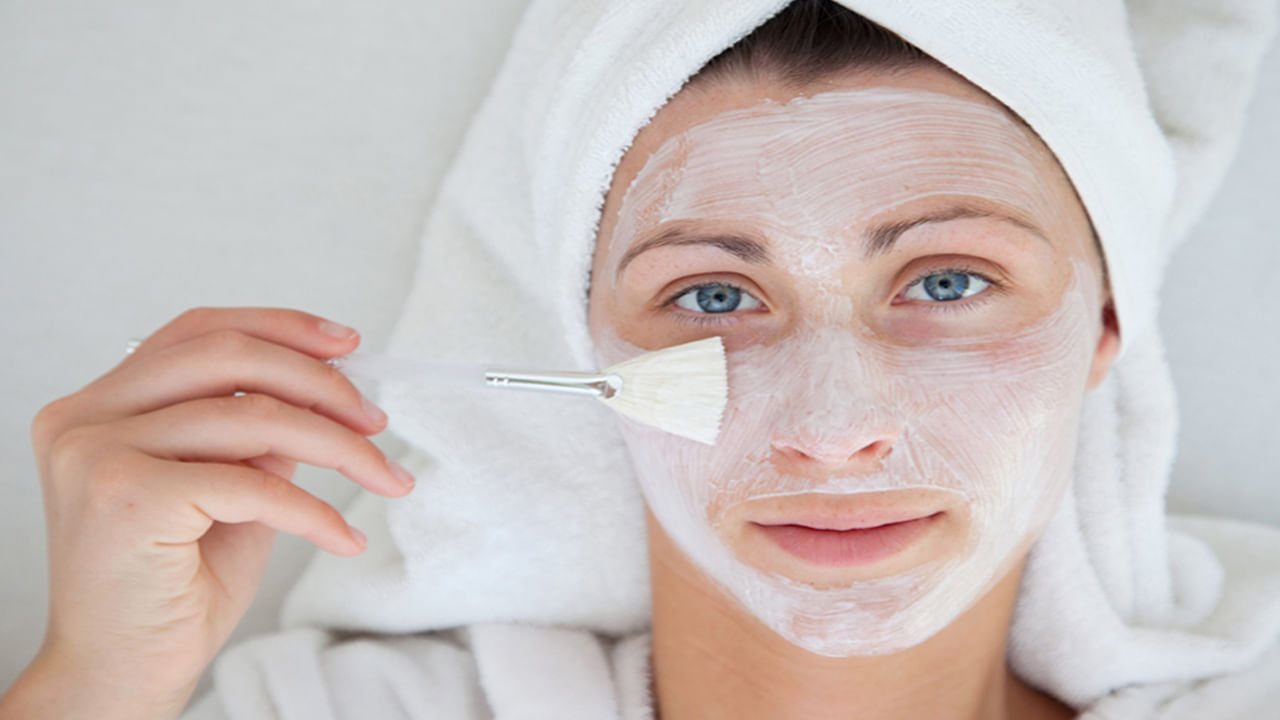 పెరుగులోని ప్రోబయోటిక్స్ చర్మంపై బ్యాక్టీరియాను తగ్గించడంలో సహాయపడతాయి. మొటిమల సమస్యల నుండి ఉపశమనం కలిగిస్తుంది. పెరుగులోని లక్షణాలు స్కిన్ టాన్‌ను తొలగించడంలో, వడదెబ్బ వల్ల కలిగే చర్మ సమస్యల నుండి ఉపశమనం పొందడంలో ప్రయోజనకరంగా ఉంటుంది. 