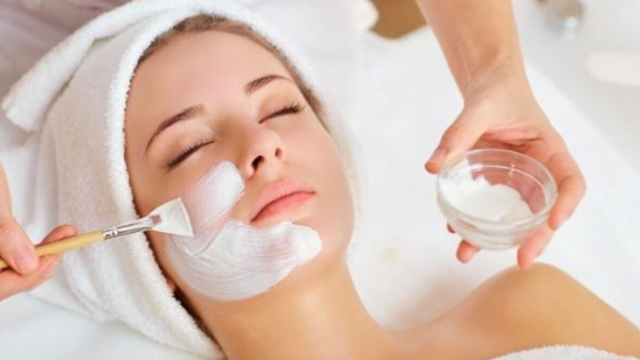 పెరుగు సహజమైన ఎక్స్‌ఫోలియేటర్‌గా పనిచేస్తుంది. ఇది చర్మ రంధ్రాలను శుభ్రపరుస్తుంది. మొటిమలు, మచ్చలు వంటి సమస్యలు కూడా రావు. పెరుగు సహజ బ్లీచింగ్ లక్షణాలు కలిగి ఉంటుంది. దీంతో ముఖం మీద టానింగ్ సమస్య కూడా తగ్గుతుంది. చర్మం రంగును మెరుగుపరుస్తుంది.