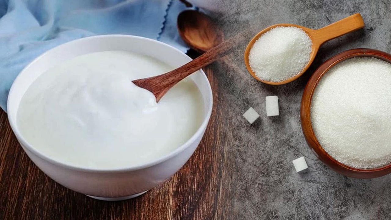 పెరుగు, చక్కెర కలిపి తినడం వల్ల కడుపు మంట సమస్య వెంటనే తగ్గుతుంది. శరీర ఉష్ణోగ్రత ఎక్కువగా ఉంటే పెరుగు, చక్కెర తినడం వల్ల శరీరం చల్లబడుతుంది. పెరుగులో చక్కెర కలిపి తినడం వల్ల మెదడు ప్రశాంతంగా ఉంటుంది. పెరుగులో చక్కెర కలిపి తినడం వల్ల శారీరక బలం పెరుగుతుంది.