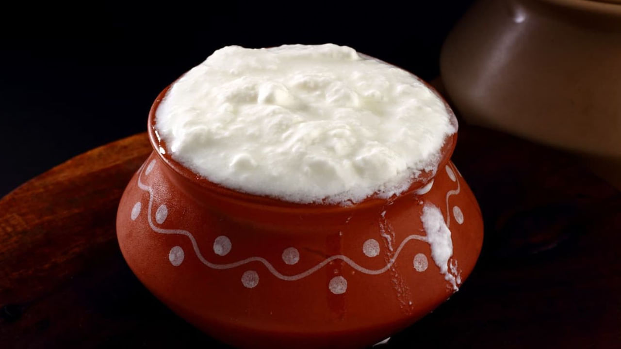 పెరుగులో చక్కెరను కలిపి తీసుకుంటే గ్లూకోజ్ స్థాయిలు పుష్కలంగా ఉంటాయి. పెరుగులో చక్కెరను కలుపుకుని తినడం వల్ల ఇమ్యూనిటీ పవర్ కూడా పెరుగుతుంది. అలాగే జీర్ణవ్యవస్థ కూడా మెరుగ్గా పనిచేస్తుంది. ఇది మన శరీరంలోని విష వ్యర్థాలను బయటకు పంపిస్తుంది. జ్ఞాపకశక్తిని పెంచుతుంది. అలసట, ఒత్తిడి వంటి సమస్యలను కూడా తగ్గిస్తుంది. 