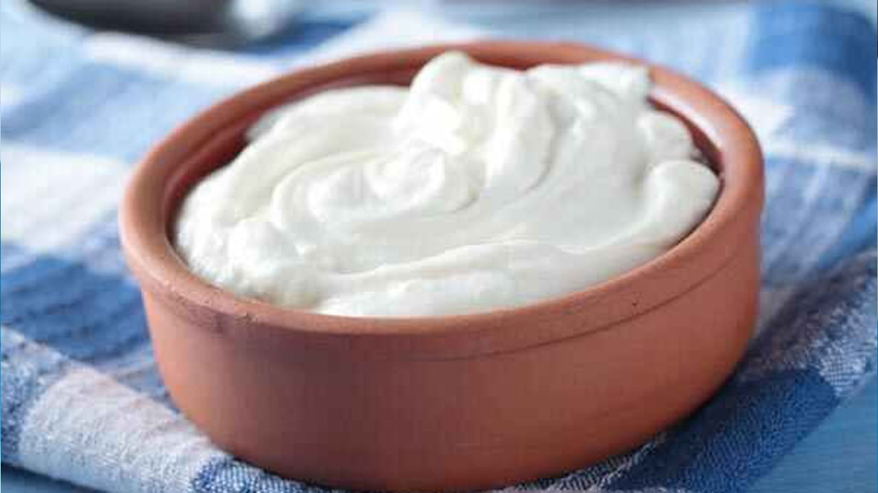 ముఖ్యంగా ఉదయం పూట పాలు, పెరుగు తినడం ఆరోగ్యానికి ప్రమాదకరమని ఆరోగ్య నిపుణులు హెచ్చరిస్తున్నారు. దీనివల్ల అనేక ఆరోగ్య సమస్యలు వస్తాయట.