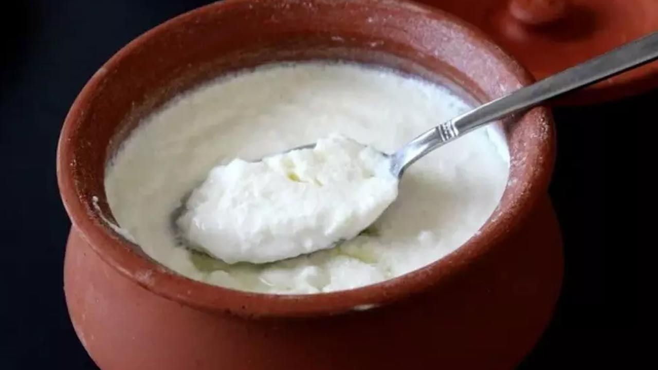 రక్తపోటు సమస్యతో బాధపడే వారికి కూడా ఇది మంచి మెడిసన్ వంటిదంట. పెరుగులో ఎక్కువ మోతాదులో పొటాషియం ఉంటుంది. ఇది రక్తపోటును నియంత్రించడంలో సహాయపడుతుంది. ఇది కొలెస్ట్రాల్ స్థాయిని సమతుల్యంగా ఉంచుతుంది. ఇది గుండె జబ్బుల ప్రమాదాన్ని తగ్గిస్తుంది. పెరుగులో ఉండే ప్రోబయోటిక్స్ మెదడుకు ప్రయోజనకరంగా ఉంటాయి. ఒత్తిడి, ఆందోళనను తగ్గించడంలో సహాయపడతాయి