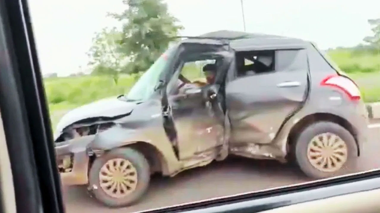 Viral Video: అదేంది బ్రో.. ఇంతకీ అది కారేనా... రోడ్డు మీద సగం కుంగిన కారు పరుగులతో జనం పరేషాన్