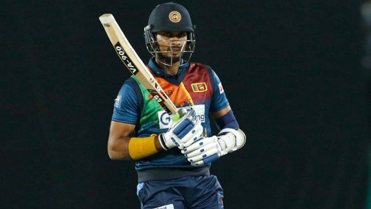 4. దసున్ షనక (శ్రీలంక): శ్రీలంక ఆల్ రౌండర్ దసున్ షనక తన అరంగేట్ర టెస్ట్ తొలి ఇన్నింగ్స్ తొలి బంతికే ఖాతా తెరవకుండానే ఔటయ్యాడు. 2016లో ఇంగ్లాండ్‌తో జరిగిన టెస్ట్ మ్యాచ్‌లో దసున్ షనక ఈ ఇబ్బందికరమైన రికార్డును సృష్టించాడు.