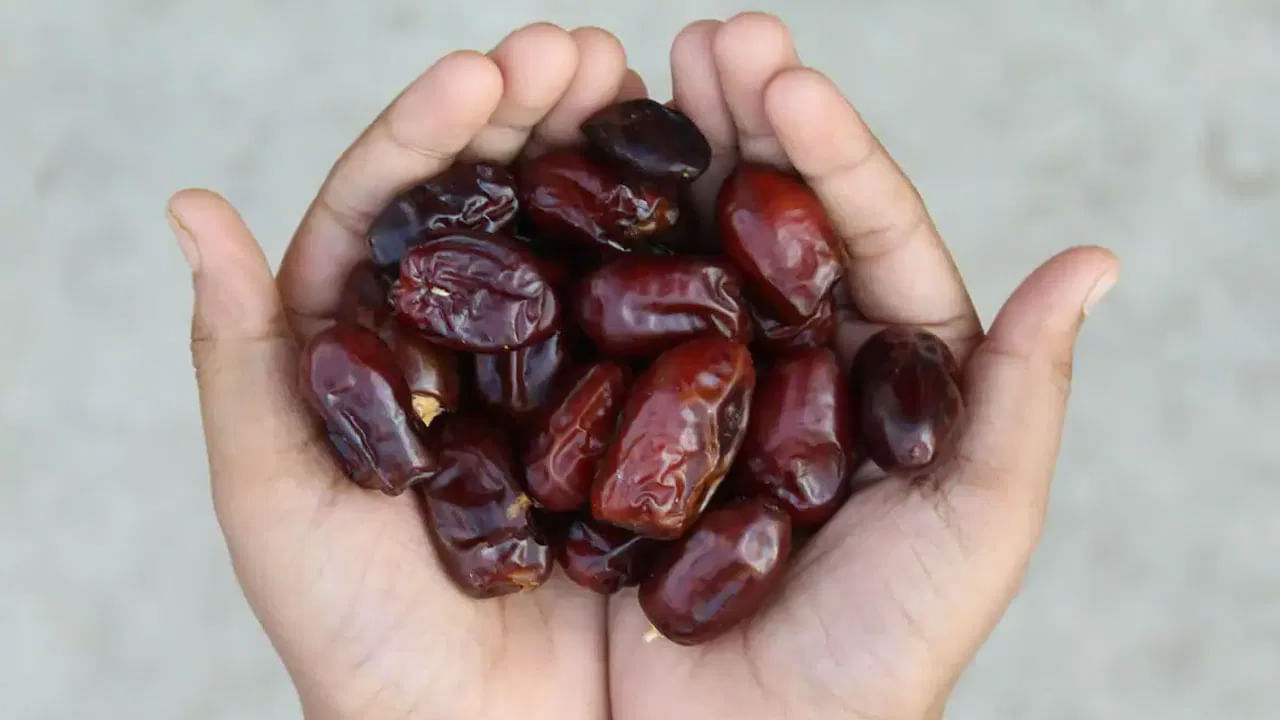 ఖర్జూరాలను క్రమం తప్పకుండా తీసుకోవడం వల్ల చెడు కొలెస్ట్రాల్ (LDL) తగ్గుతుంది. రక్త ప్రసరణ మెరుగుపడుతుంది. ఖర్జూరంలో ఉండే యాంటీఆక్సిడెంట్లు, విటమిన్ బి6, ఐరన్ శరీరాన్ని వివిధ వ్యాధుల నుండి రక్షిస్తాయి.