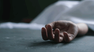 Viral Video: శ్రావణ సోమవారం నాడు దారుణం.. మహిళను కింద పడేసి కాళ్లతో ఘోరంగా తొక్కిన ఎద్దు! వీడియో వైరల్