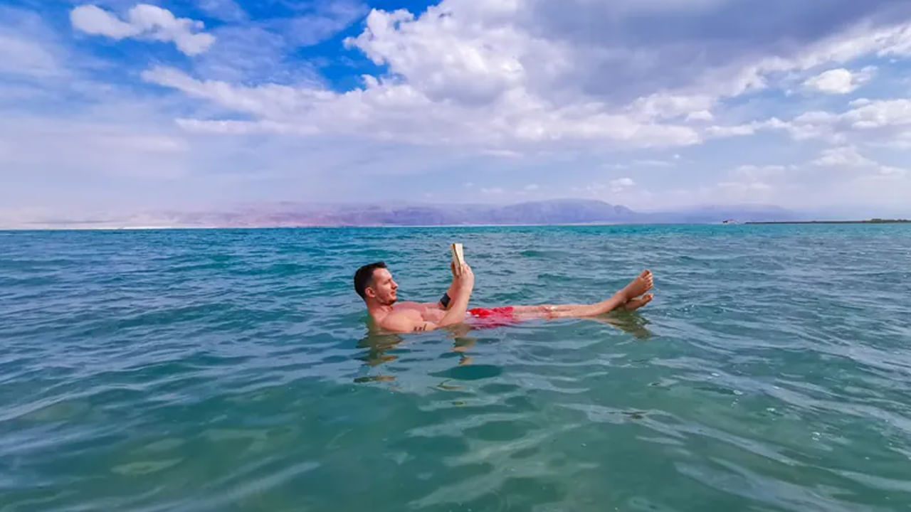 మీకు ఈత కొట్టడం తెలియకపోయినా.. సముద్ర ప్రయాణాన్ని ఆస్వాదించాలని మీరు కోరుకుంటే.. ఈతరానివారు కూడా ఈదుకుంటూ సముద్రాన్ని ఈదుతూ.. ఆస్వాదించగలిగే సముద్రం గురించి ఈరోజు తెలుసుకుందాం.. ఈ సముద్రంలో అత్యంత ఆసక్తికరమైన విషయం ఏమిటంటే.. మీరు కోరుకున్నప్పటికీ ఈ సముద్రంలో మునిగిపోలేరు..