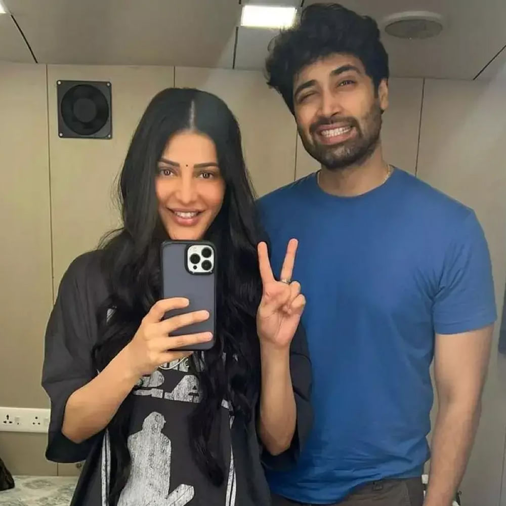 నానక్‌రామ్ గూడ పరిసర ప్రాంతాల్లో డెకాయిట్ షూటింగ్ జ‌రుగుతుండ‌గా ప్ర‌మాదవ‌శాత్తూ హీరో అడివి శేష్, హీరోయిన్ మృణాల్ ఠాకూర్ కింద పడ్డారని.. వాళ్లకు గాయాలు బాగానే అయినట్లు తెలుస్తుంది. 