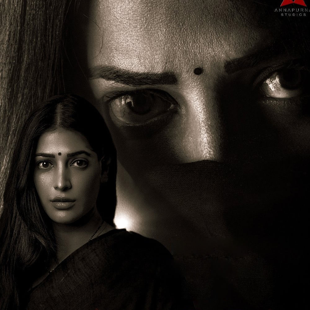 కానీ మధ్యలో శృతి తప్పుకోవడంతో మృణాళ్ జాయిన్ అయ్యారు. అన్న‌పూర్ణ స్టూడియోస్‌పై సుప్రియ యార్ల‌గ‌డ్డ నిర్మిస్తున్నారు. డిసెంబర్ 25న డెకాయిట్ విడుదల కానుంది. మొత్తానికి ఈ ప్రమాదం నిజమా పబ్లిసిటీ స్టంటా అనేది తెలియదు కానీ డెకాయిట్‌కు ప్రమోషన్ అయితే బాగానే వచ్చింది. 