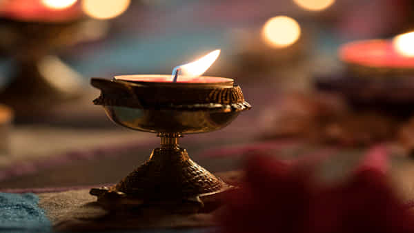 Puja Rituals: దీపంలో నూనె ఇలా వేస్తే అరిష్టమే.. ఆర్థిక నష్టాలు తప్పవు