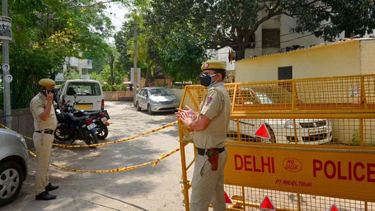 Delhi Bomb Scare: ఢిల్లీలోని పలు పాఠశాలలకు బాంబు బెదిరింపులు... పాఠశాలలకు మెయిల్‌ పంపిన దుండగులు
