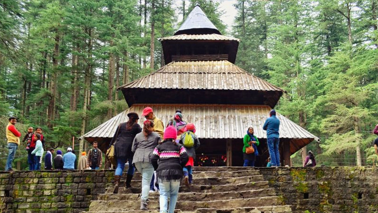 హిడింబా దేవి ఆలయం: హిమాచల్ ప్రదేశ్ లోని మనాలిలో ఉన్న హిడింబా దేవి ఆలయం.. భారతదేశంలో రాక్షసిని పూజించే కొన్ని ఆలయాలలో ఒకటి. మహాభారత కాలం నాటి హిడింబా, పరాక్రమవంతుడైన భీముడి భార్యగా, ఘటోత్కచుడి తల్లిగా ప్రసిద్ధి చెందింది. ఈ ప్రాంత ప్రజలు హిడింబను దేవతగా భావించి పుజిస్తారు. ఈ ఆలయం చెక్క, రాళ్లతో నిర్మాణం చేయబడింది. పగోడా శైలిలో నిర్మించబడిన ఈ ఆలయం ప్రత్యేకమైన నిర్మాణ శైలికి కూడా ప్రసిద్ధి చెందింది.