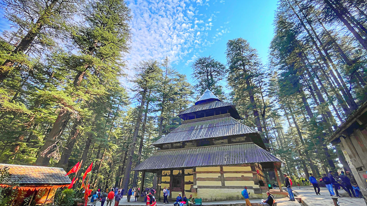 స్థానిక నమ్మకాల ప్రకారం హిడింబ తన రాక్షస ప్రవృత్తిని విడిచిపెట్టి పవిత్ర జీవితాన్ని అవలంబించింది. ఆమె తపస్సు చేసి, భక్తి మార్గాన్ని ఎంచుకుంది, దీని కారణంగా ఆమెను దేవతగా పూజించడం ప్రారంభించారు. చెడును విడిచిపెట్టి మంచిని స్వీకరించే ప్రతి వ్యక్తి గౌరవానికి అర్హుడు అనే వాస్తవానికి ఈ ఆలయం ప్రతీక. ప్రతి సంవత్సరం ఇక్కడ ఒక గొప్ప జాతర కూడా జరుగుతుంది. ఈ జాతరకు భక్తులు దూర ప్రాంతాల నుంచి వస్తారు. 