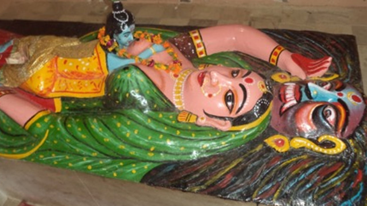 పూతన ఆలయం: శ్రీకృష్ణుని జన్మస్థలమైన మధురకు కొద్ది దూరంలో గోకులంలో ఒక రాక్షసిని పూజించే మరొక ప్రత్యేకమైన ఆలయం ఉంది. ఇది పూతన ఆలయం. శ్రీకృష్ణుడిని చంపడానికి కంసుడు పంపిన పూతన అనే విషపూరిత రాక్షసి..  నవజాత శిశివైన కృష్ణుడిని సంహరించదానికి పాలివ్వడానికి ప్రయత్నించింది. అయితే బాల కృష్ణుడు ఆమెను సంహరించాడు. అయితే పూతన ఇక్కడ దైవ రూపంలో కనిపిస్తుంది.
