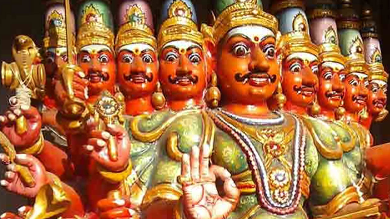 అహిరావణ ఆలయం
అయోధ్యలోని అహిరావణుడి ఆలయం రామాయణంతో ముడిపడి ఉంది. దీనిలో పాతాళలోక రాజు అయిన అహిరావణ అనే రాక్షసుడికి అంకితం చేయబడింది. రామ రావణ యుద్ధ సమయంలో అహిరావణుడు.. రాముడు, లక్ష్మణులను మాయ చేత బంధించి పాతాళలోకానికి తీసుకెళ్లాడు, తరువాత హనుమంతుడు వారిని విడిపించాడు. దాదాపు 300 సంవత్సరాల పురాతనమైన ఈ ఆలయంలో, అహిరావణుడితో పాటు, అతని సోదరుడు మహిరావణుడిని కూడా పూజిస్తారు. 