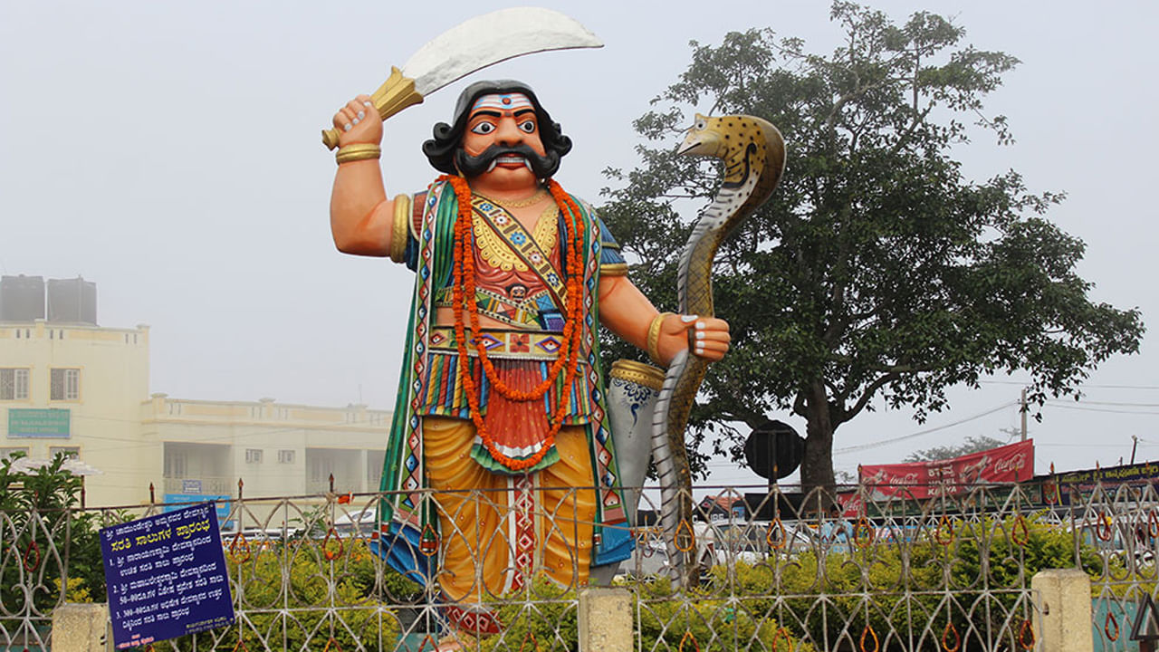  
మహిషాసుర స్మారక ప్రదేశం 
కర్ణాటక లో ప్రసిద్ది నగరం మైసూర్ పేరు మహిషాసురుడు అనే రాక్షసుడితో ముడిపడి ఉంది. ఈ ప్రాంతాన్ని ఒకప్పుడు మహిషాసురుడు అనే రాక్షసుడు పాలించాడని నమ్ముతారు. దుర్గాదేవి అతన్ని సంహరించింది. అతని జ్ఞాపకార్థం దసరా పండుగ ఇక్కడ ప్రారంభమైంది. మైసూర్‌లోని చాముండి కొండపై మహిషాసురుడి భారీ విగ్రహం ఉంది. ఇది ఆలయం కాకపోయినా.. ఇక్కడి ప్రజలు మహిషాసురుడిని చారిత్రక పాత్రగా భావిస్తారు. అతన్ని భక్తితో కొలుస్తారు. 