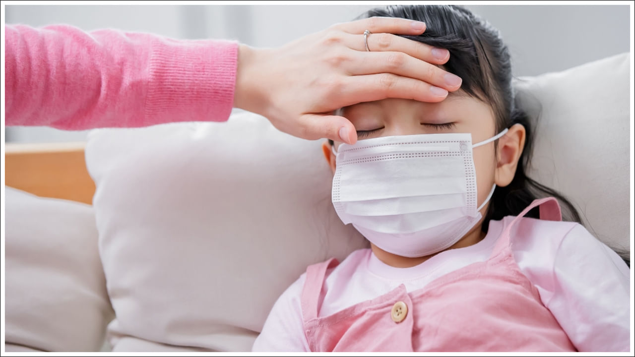 అధిక జ్వరం, చలి: డెంగ్యూ మొదటి, అత్యంత సాధారణ లక్షణం అకస్మాత్తుగా అధిక జ్వరం. జ్వరం 102 నుండి 104 డిగ్రీలకు చేరుకుంటుంది. వణుకుతో కూడి ఉంటుంది. ఈ జ్వరం కొనసాగుతుంది. మందులు తీసుకున్న తర్వాత కూడా కొన్ని గంటల్లోనే తిరిగి వస్తుంది. కొన్నిసార్లు ఈ జ్వరం మూడు నుండి ఏడు రోజుల వరకు ఉంటుంది.