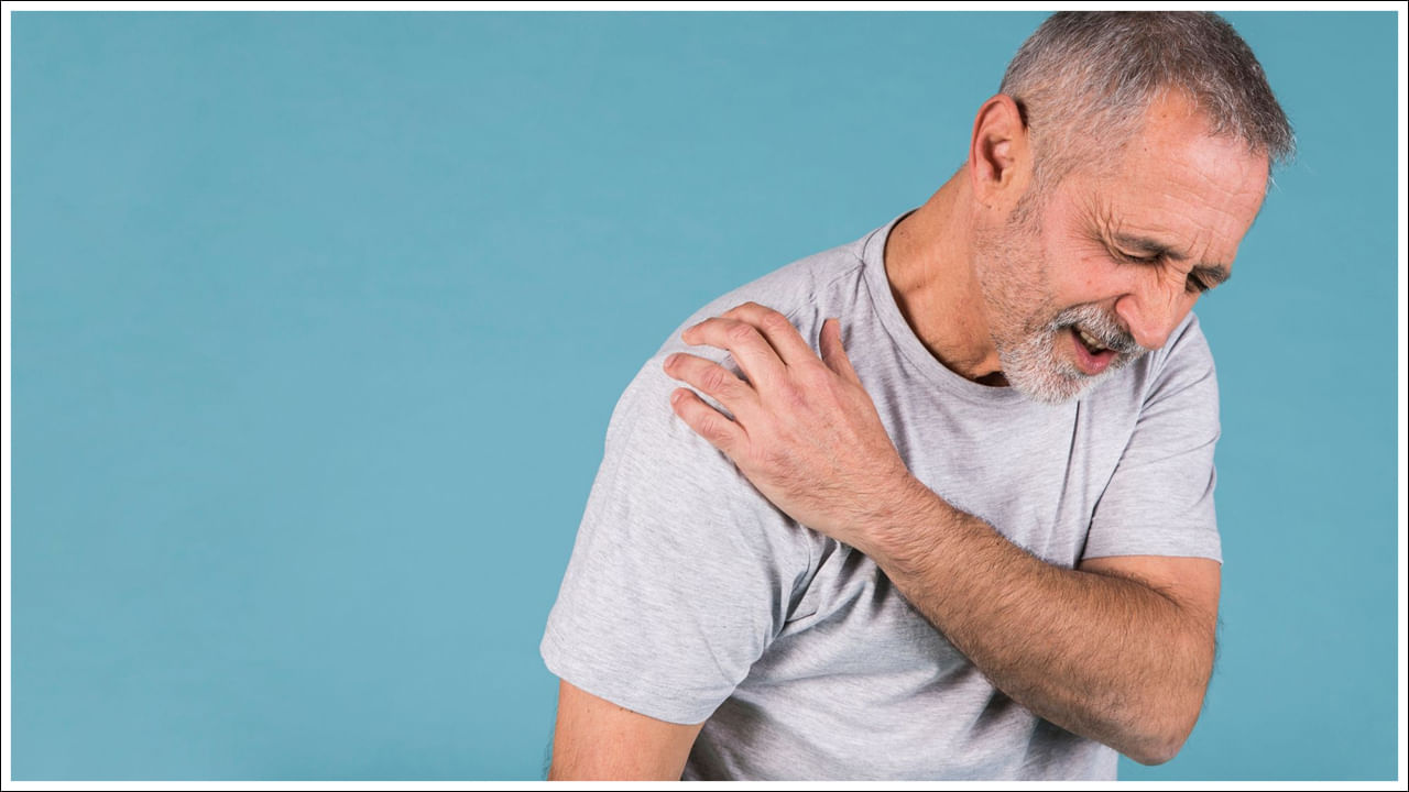 శరీరం, కీళ్లలో భయంకరమైన నొప్పి: డెంగ్యూ జ్వరం వస్తే ఎముకలు, కండరాలలో తీవ్రమైన నొప్పి వస్తుంది. అందుకే దీనిని 'బ్రేక్బోన్ ఫీవర్' అని కూడా పిలుస్తారు. ఈ నొప్పి చాలా తీవ్రంగా ఉంటుంది. నడవడానికి లేదా చేతులు, కాళ్ళను కదిలించడానికి కూడా కష్టంగా మారుతుంది. దీనితో పాటు, తలనొప్పి, కళ్ళ వెనుక తీవ్రమైన నొప్పి కూడా ఉంటుంది. ఈ నొప్పి పిల్లలు, వృద్ధులను ఎక్కువగా బాధపెడుతుంది.