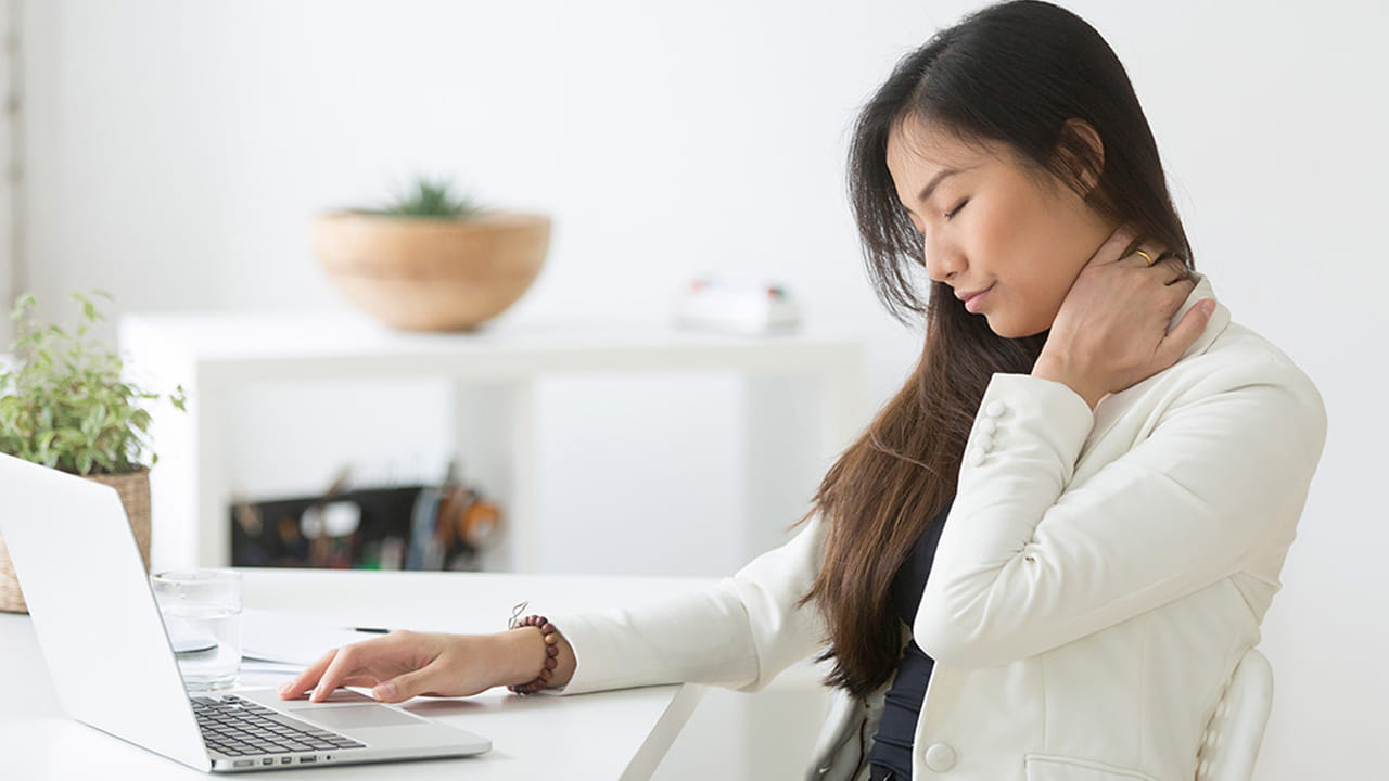 ప్రస్తుతం చాలా మంది గంటల తరబడి కూర్చుని కంప్యూటర్ ముందు పని చేయాల్సి ఉంది. ఇలా ఆఫీసులో ఎక్కువ సేపు కుర్చీలో కూర్చోవడం వల్ల శరీరానికి అలసట కలగడమే కాదు హాని కూడా కలుగుతుంది. ముఖ్యంగా మెడ, వీపు, భుజాలు, నడుములో దృఢత్వం, బిగుతు, తేలికపాటి నొప్పి అనుభూతి చెందడం సర్వసాధారణం. అయితే ఈ సమస్యల నుంచి ఉపశమనం ఇచ్చే పరిష్కారం కూడా అంతే సులభం. ఆఫీసు కుర్చీపై కూర్చున్నప్పుడు కొన్ని సాధారణ వ్యాయామాలు చేయవచ్చు. ఈ యోగాసనాల వలన కండరాల దృఢత్వాన్ని తగ్గించడమే కాదు రక్త ప్రసరణను మెరుగుపరుస్తాయి. రోజంతా శరీరాన్ని చురుకుగా ఉంచుతాయి.
