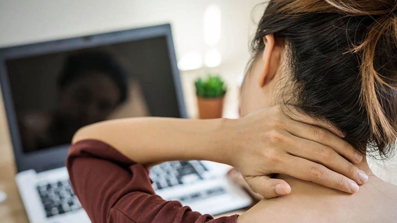 ఈ సింపుల్ యోగాసనాలు వెన్నెముకను నిటారుగా ఉంచడంతో పాటు భుజాలను రిలాక్స్ గా చేయడం, అలసట నుంచి ఉపశమనం పొందడంలో చాలా ప్రయోజనకరంగా ఉన్నాయి. కనుక ఆఫీసు లో కూర్చుని కూర్చుని ఇబ్బంది పడుతుంటే.. రిలాక్స్ కోసం కాఫీ, టీలకు బదులుగా.. ఈ సింపుల్ యోగాసనాలను ప్రయత్నించండి
