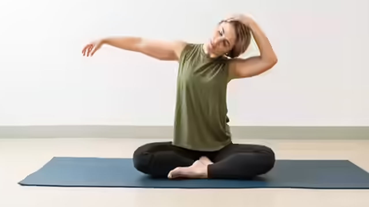 రోజంతా ల్యాప్‌టాప్ లేదా స్క్రీన్‌ ను చూడడం వలన మెడ కండరాలు బిగుసుకుపోతాయి. అటువంటి పరిస్థితిలో, "నెక్ రొటేషన్ స్ట్రెచ్" చాలా ఉపయోగకరంగా ఉంటుంది. నిటారుగా కూర్చుని నెమ్మదిగా తలను కుడి వైపుకు, తరువాత ఎడమ వైపుకు తిప్పండి. తర్వాత తేలికగా ముందుకు, వెనుకకు వంగండి. ఈ స్ట్రెచ్ రక్త ప్రవాహాన్ని మెరుగుపరుస్తుంది. తలనొప్పిని కూడా తగ్గిస్తుంది. అయితే ఈ సమయంలో మెడను అతిగా తిప్పకుండా జాగ్రత్త వహించండి. ప్రతి కదలికను నెమ్మదిగా, నియంత్రణతో చేయండి. దీన్ని రోజుకు 2–3 సార్లు పునరావృతం చేయండి. తేడా మీకే తెలుస్తుంది. 
