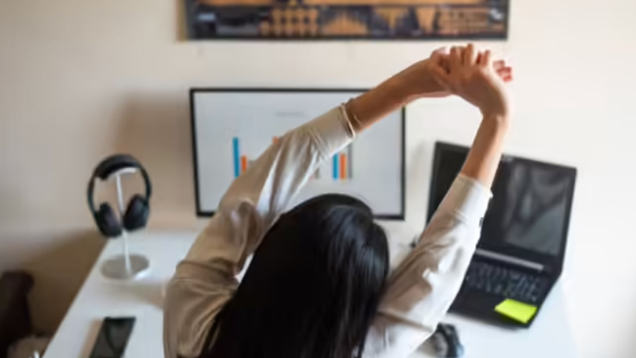 ల్యాప్‌టాప్‌లో నిరంతరం టైప్ చేయడం వల్ల చేతులు, వేళ్లు , మణికట్టు అలసిపోతాయి. "హ్యాండ్ స్ట్రెచ్" వాటికి కొత్త శక్తిని తెస్తుంది. అరచేతిని ముందు చాచి మరో చేత్తో వేళ్లను మెల్లగా వెనుకకు లాగండి. తర్వాత మణికట్టును తిప్పండి. ఇది నరాలపై ఒత్తిడిని తగ్గిస్తుంది. టైప్ చేసే లేదా గంటల తరబడి మౌస్‌ని ఉపయోగించే వారికి ఈ స్ట్రెచ్ చాలా ముఖ్యం. రోజుకు 2-3 సార్లు చేయండి.
