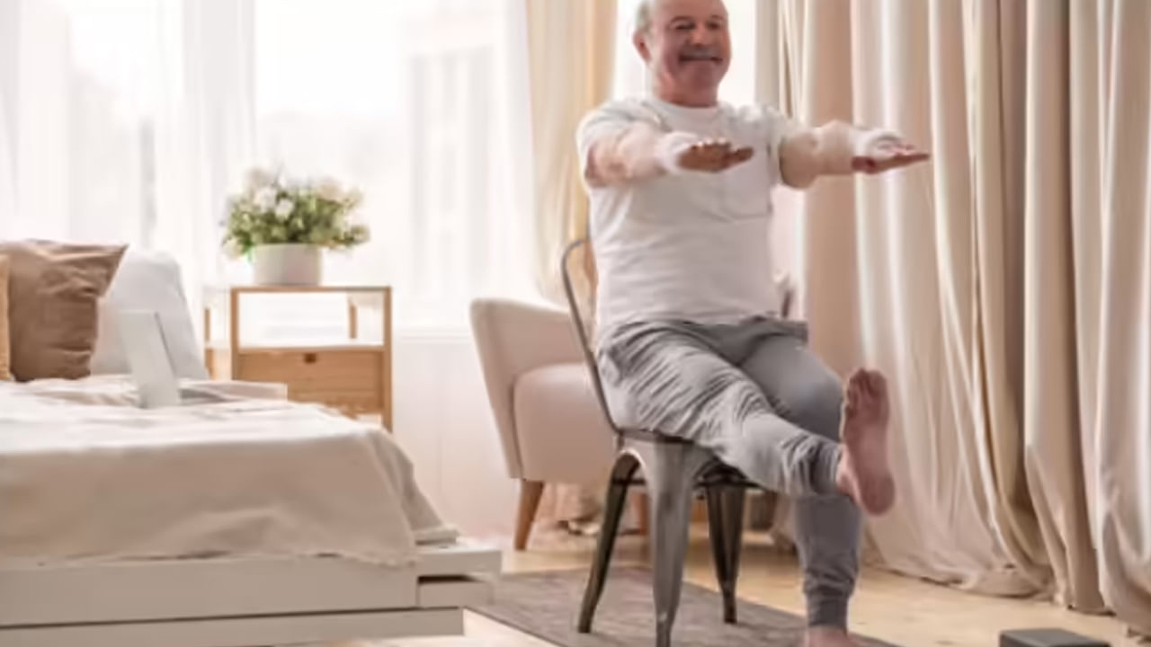 కుర్చీపై కూర్చున్నప్పుడు "లెగ్ ఎక్స్‌టెన్షన్" చేయడం ద్వారా కాళ్ల కండరాలను చురుగ్గా ఉంచుకోవచ్చు. నిటారుగా కూర్చోండి, నెమ్మదిగా ఒక కాలును ముందుకి నిటారుగా చేసి, కొన్ని సెకన్ల పాటు పట్టుకుని, తర్వాత దానిని క్రిందికి తీసుకురండి. మరొక కాలుతో కూడా అదే పునరావృతం చేయండి. ఈ సాగదీయడం వల్ల తొడలకు కలిగే ఇబ్బంది తొలగిపోతుంది. రక్త ప్రసరణ మెరుగుపడుతుంది. ఎక్కువసేపు కూర్చోవడం వల్ల కాళ్లకు ఉపశమనం లభిస్తుంది.  