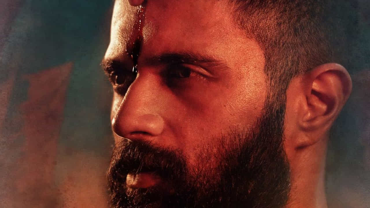 రౌడీ హీరో విజయ్ దేవరకొండ కింగ్ డమ్ మూవీతో త్వరలో ప్రేక్షకుల ముందుకు రానున్న విషయం తెలిసిందే? శనివారం(జూలై 26) సాయంత్రం తిరుపతిలోని నెహ్రూ మున్సిపల్ గ్రౌండ్స్ లో ‘కింగ్డమ్’ ట్రైలర్ రిలీజ్ చేయగా, దీనికి అభిమానుల నుంచి మంచి రెస్పాన్స్ వస్తుంది. అయితే ఈ ట్రైలర్ చివరలో కాంతారా స్టైల్లో ఒక వ్యక్తి కనిపిస్తారు. అయితే ఇప్పుడు నెట్టింట అతను ఎవరు అనే చర్చ జోరుగా సాగుతుంది. కాగా, దాని గురించి తెలుసుకుందాం పదండి!