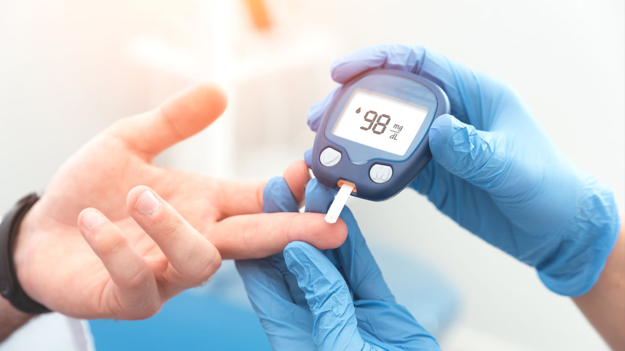  గతంలోకంటే, ప్రస్తుతం ఎక్కువగా ఆకలి, ఎప్పుడూ ఏదో ఒకటి తినాలనిపించే కోరిక డయాబెటిస్‌కు సంకేతం కావచ్చు అంటున్నారు ఆరోగ్య నిపుణులు.  ఇన్సులిన్ ఉత్పత్తి తక్కువగా ఉండటం వల్ల శరీరం గ్లూకోజ్‌ను సరిగ్గా తీసుకోలేకపోతంది. దీని వలన కణాలకు తగిన శక్తి లభించక నిరంతరం ఆకలి అవుతుందంట. డయాబెటీస్ వచ్చే ముందు కనిపించే ప్రాథమిక సంకేతం ఇది.