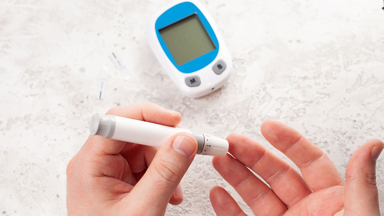 గ్లూకోజ్ స్థాయిలను నియంత్రించడంలో ఆహారం కీలక పాత్ర పోషిస్తుంది. ఇది గ్లూకోజ్ రక్తప్రవాహంలోకి ప్రవేశించే రేటు, శరీరం దానిని ఎలా ఉపయోగించుకుంటుందో రెండింటినీ ప్రభావితం చేస్తుంది. ముఖ్యంగా కార్బోహైడ్రేట్లు గ్లూకోజ్‌గా విచ్ఛిన్నం కావడంతో రక్తంలో చక్కెర స్థాయిలపై గొప్ప ప్రభావాన్ని చూపుతాయి. గ్లూకోజ్ స్థాయిలలో కాలానుగుణ హెచ్చుతగ్గులను తగ్గించడానికి, ఏడాది పొడవునా స్థిరమైన ఆహారం, క్రమం తప్పకుండా శారీరక శ్రమను నిర్వహించడం కీలకం.