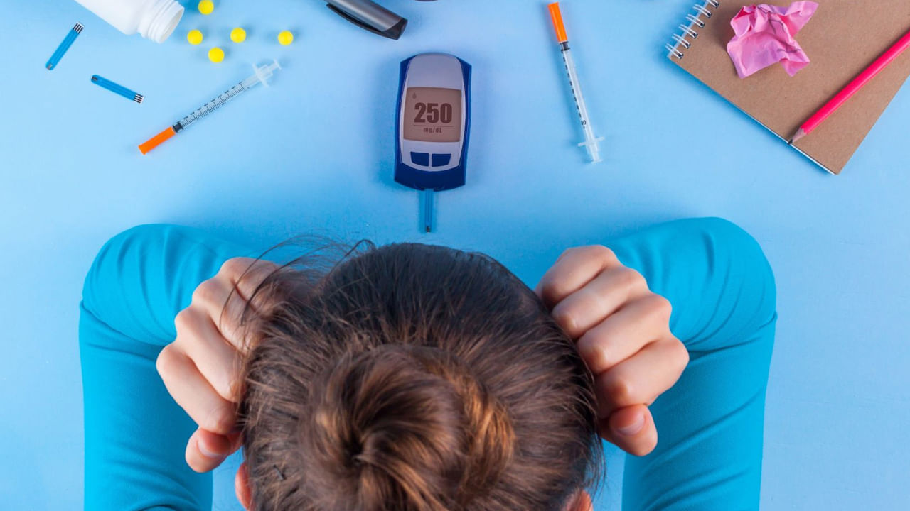 డయాబెటిస్ వచ్చే ప్రారంభంలో విపరీతమైన అలసట, నీరసం ఉంటుందంట. ఎందుకంటే శరీరం గ్లూకోజ్‌ను సమర్థవంతంగా తీసుకోకపోవడం వలన శరీరంలో శక్తి నశిస్తుంది. దీని వలన చాలా వరకు అలసట, నీరసం, ఏ పని చేయలేకపోవడం వంటి సమస్యలు ఎదురవుతాయంట. అయితే మీకు ఉన్నట్లుండి, ఒక్కసారిగా తీవ్ర అలసటకు గురి అవుతే ఇది డయాబెటిస్ ప్రారంభ లక్షణమేనంట.