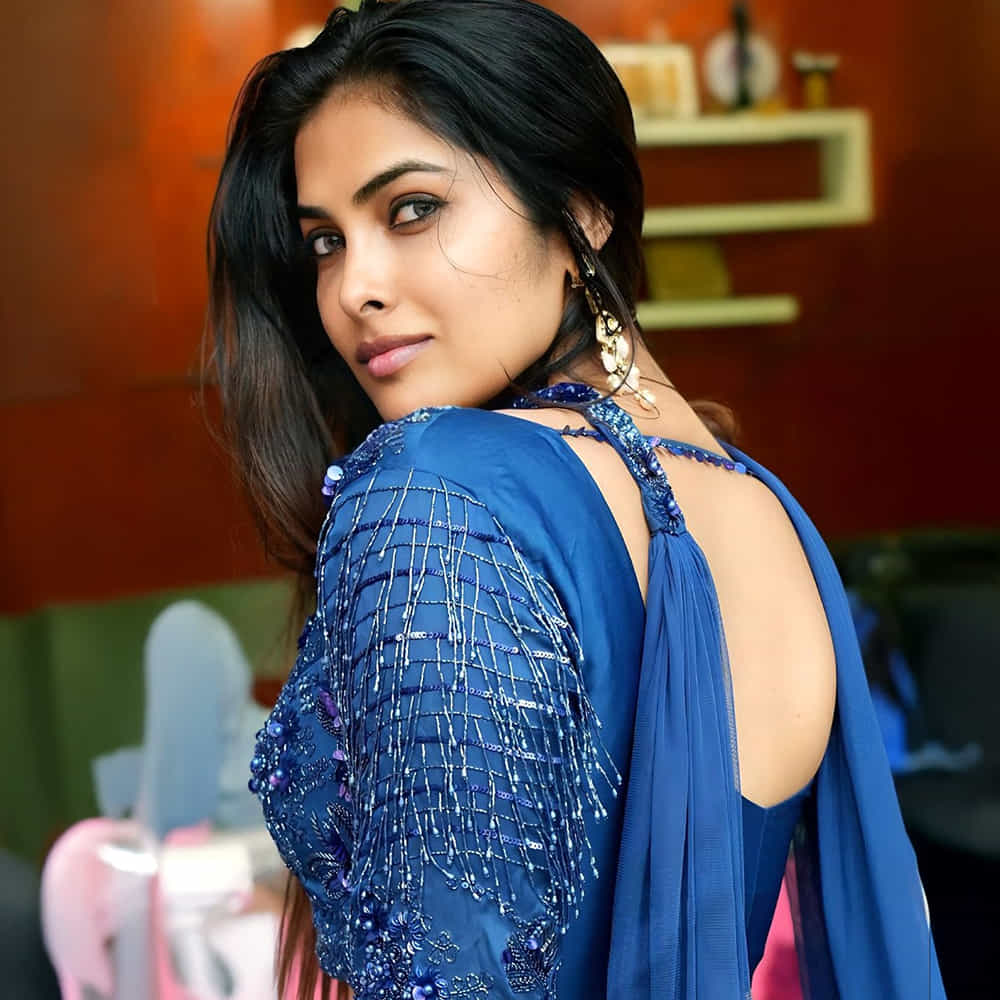 సోషల్ మీడియాలో యాక్టివ్ గా ఉండే ముద్దుగుమ్మల్లో దివి ఒకరు. బిగ్ బాస్ ద్వారా విపరీతమైన క్రేజ్ తెచ్చుకుంది వయ్యారి భామ దివి. బిగ్ బాస్ కంటే ముందు దివి కొన్ని సినిమాల్లో చిన్న చిన్న పాత్రల్లో నటించి మెప్పించింది ఈ అందాల తార.