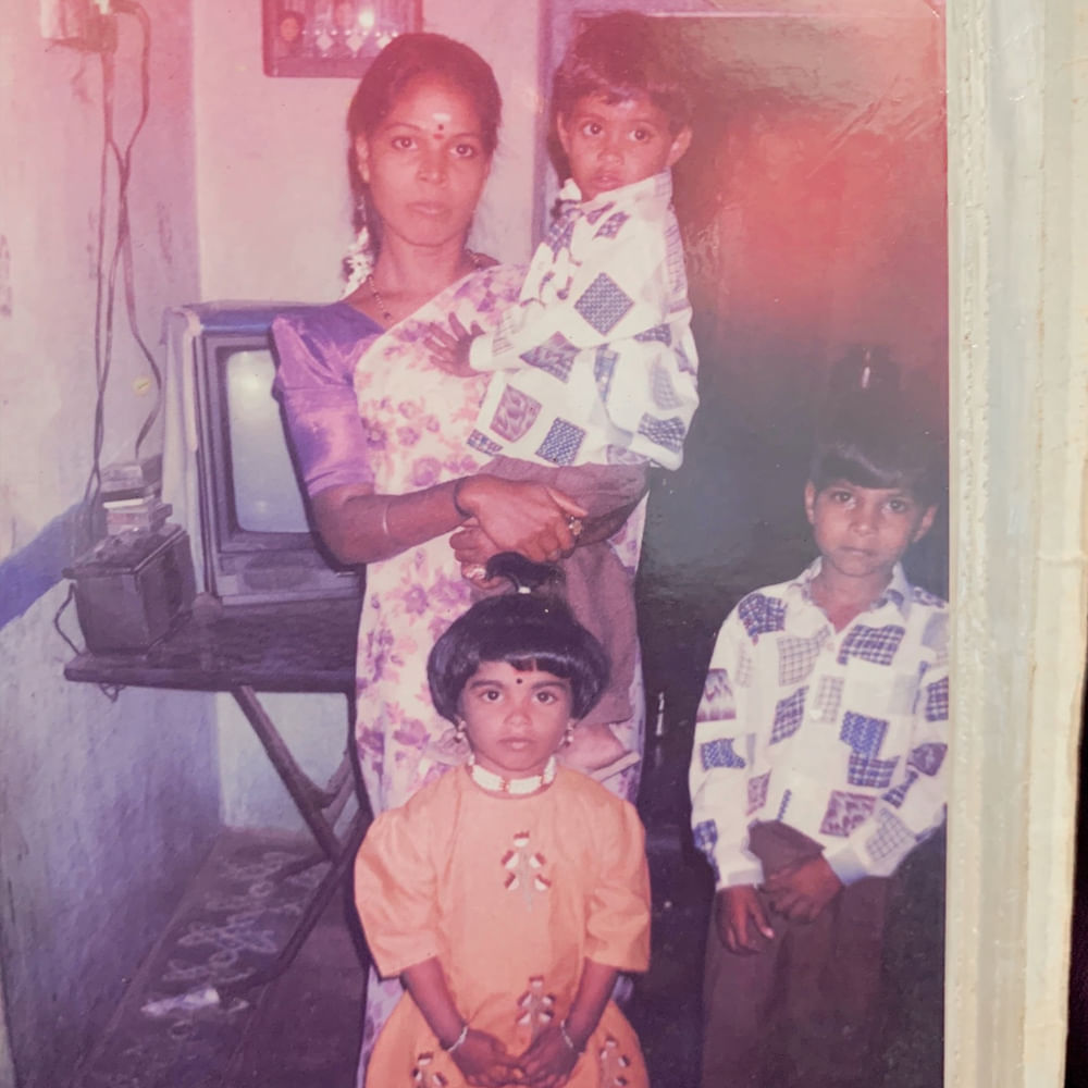 పైన ఫోటోలో కనిపిస్తున్న ఈ చిన్నారి ఎవరో గుర్తుపట్టగలరా.. ? ప్రస్తుతం తెలుగులో ఒక సినిమా చేస్తుంది. కానీ ఈ మూవీ విడుదల కాకుండానే ఓ రేంజ్ ఫాలోయింగ్ సొంతం చేసుకుంది. ఇప్పుడిప్పుడే టాలీవుడ్ ఇండస్ట్రీలోకి ఎంట్రీ ఇస్తున్న ఈ బ్యూటీ క్రేజ్ చూస్తే మతిపోవాల్సిందే. 