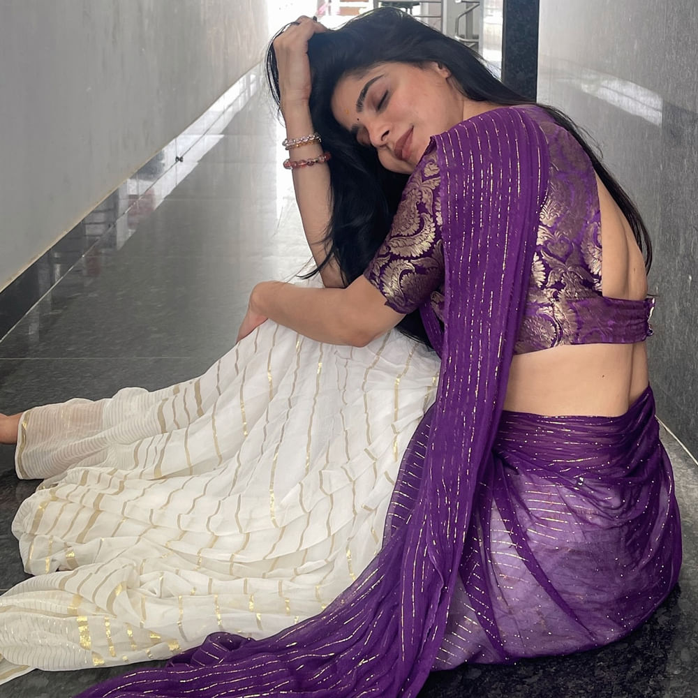 సినిమాలతో కాకుండా పర్సనల్ విషయాలతోనే దివ్య భారతి ఎక్కువగా వార్తలలో నిలిచింది. హీరో జీవీ ప్రకాష్, దివ్య భారతి ప్రేమలో ఉన్నారంటూ వార్తలు వినిపించాయి. దీంతో తన గురించి వస్తున్న రూమర్స్ పై గట్టిగానే స్పందించింది. తనపై వస్తున్న వార్తలలో ఎలాంటి నిజం లేదని తెలిపింది. 