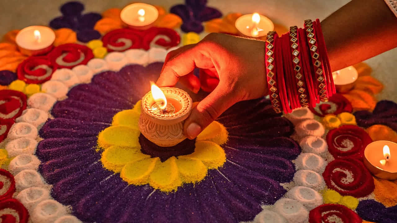 సహజ రంగులు, పువ్వుల రేకులు, కొవ్వొత్తులు, దీపాలు వంటి ఇతర అలంకార అంశాలను ఉపయోగించి ముగ్గులు వేయవచ్చని పండితులు చెబుతున్నారు. శ్రావణ మాసంలో ఇలా ముగ్గులు ముగ్గులు వేస్తే ఆర్థికంగా బలపడతారని హిందువులు నమ్ముతారు. 