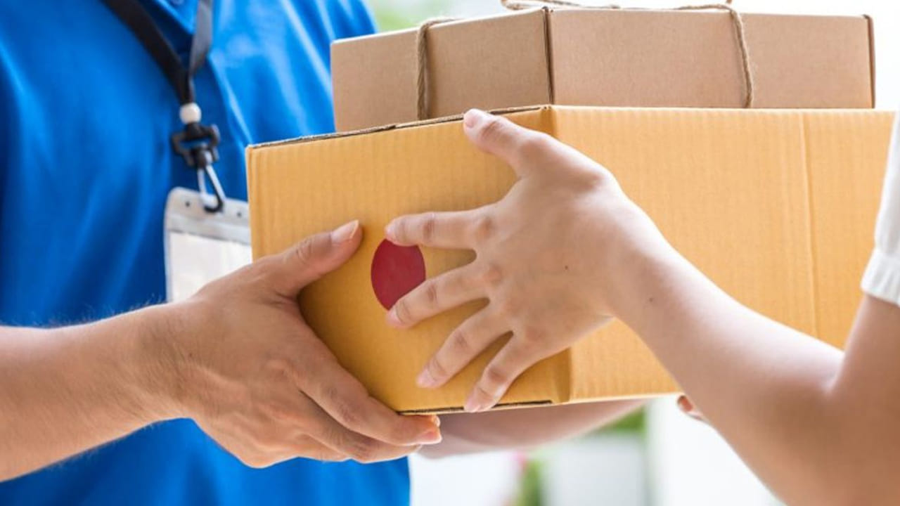 Kurnool: ఆర్డర్ చేసిన పార్శిల్ ఇంటికొచ్చిందనుకునేరు.. తీరా డెలివరీ అయింది చూడగా కళ్లు తేలేశారు