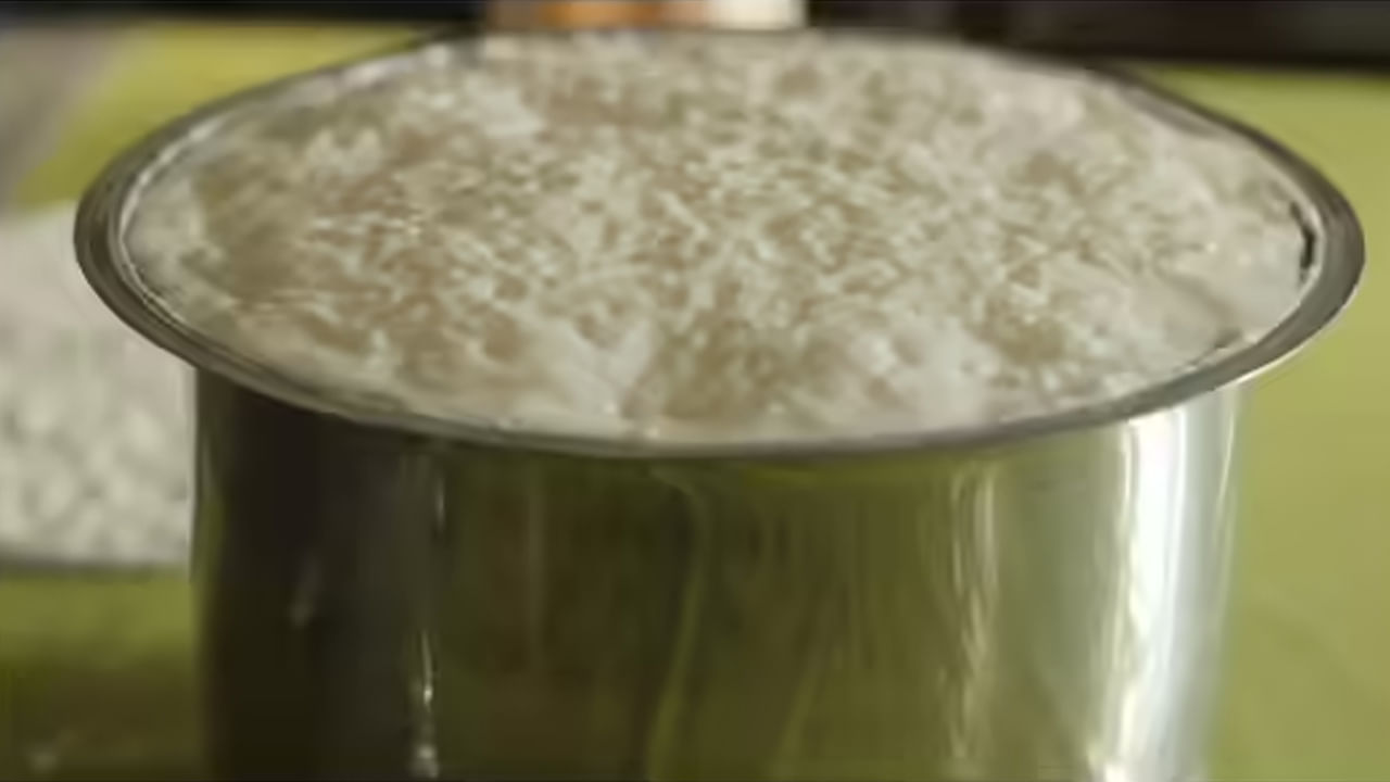 దక్షిణ భారత దేశం ప్రధాన వంటకం దోసెలు. దీనిని పిండిని పులియబెట్టి  చేస్తుంటారు. అయితే దోసెలను ఇంట్లోనే పర్ఫెక్ట్‌గా చేసుకోవాలి అంటే ముందుగా దోసె పిండిని తయారు చేసుకోవాలంట. కాగా దోసె పిండి తయారు చేయడానికి కావాల్సిన పదార్థాలు ఏవో ఇప్పుడు చూద్దాం.మూడు కప్పుల దోసె బియ్యం, ఇడ్లీ బియ్యం కూడా బాగా పని చేస్తాయి. అలాగే ఒక కప్పుడు మినపప్పు,  వన్ టీ స్పూన్ మెంతులు, వన్ టీ స్పూన్ శనగపప్పు, గుప్పెడు పోహా, రుచికి సరిపడ ఉప్పు, అవసరమైనన్ని నీరు.