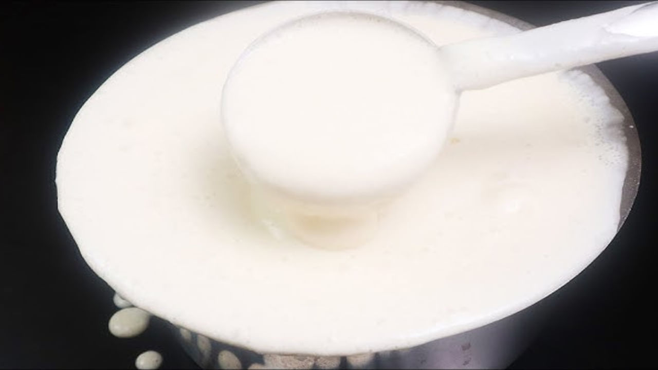 తర్వాత మంచి గ్రైండర్ తీసుకొని, అందులో ముందుగా మినప్పు వేసి కొద్ది నీటితో మెత్త మెత్తగా రుబ్బుకోవాలి. రుబ్బిన కొద్ది దాని పరిమాణం రెట్టింపు అవ్వాలి. తర్వాత బియ్యం పోహా వేసి కొద్ది కొద్దిగా మెత్తగా రుబ్బుకోవాలి. మొత్తం బియ్యం రుబ్బిన తర్వాత ముందుగా గ్రైండ్ చేసి పక్కన పెట్టుకున్న మినపప్పు,మెంతుల పేస్ట్ బియ్యం రుబ్బిన పిండిలో వేసుకొని మంచిగా కలుపుకోవాలి.