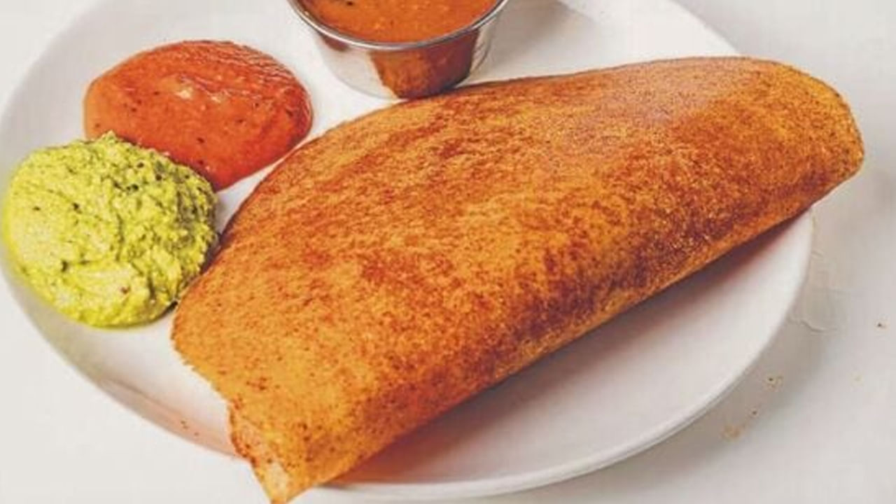  ఈ దోసె పిండిని ఐదు రోజుల వరకు ఫ్రిజ్‌లో నిల్వచేసుకోవచ్చును. ఒక వేల పిండి చాలా పుల్లగా మారితే దాని సమతుల్యత కోసం కొద్దిగా బియ్యపు పిండిని కలిపితే రుచి సెట్ అవుద్దీ. ఈ పిండితో దోసెలు వేసుకుంటే అద్భుతంగా, హోటల్ స్టైల్‌లో బంగారు రంగులో వస్తాయి.