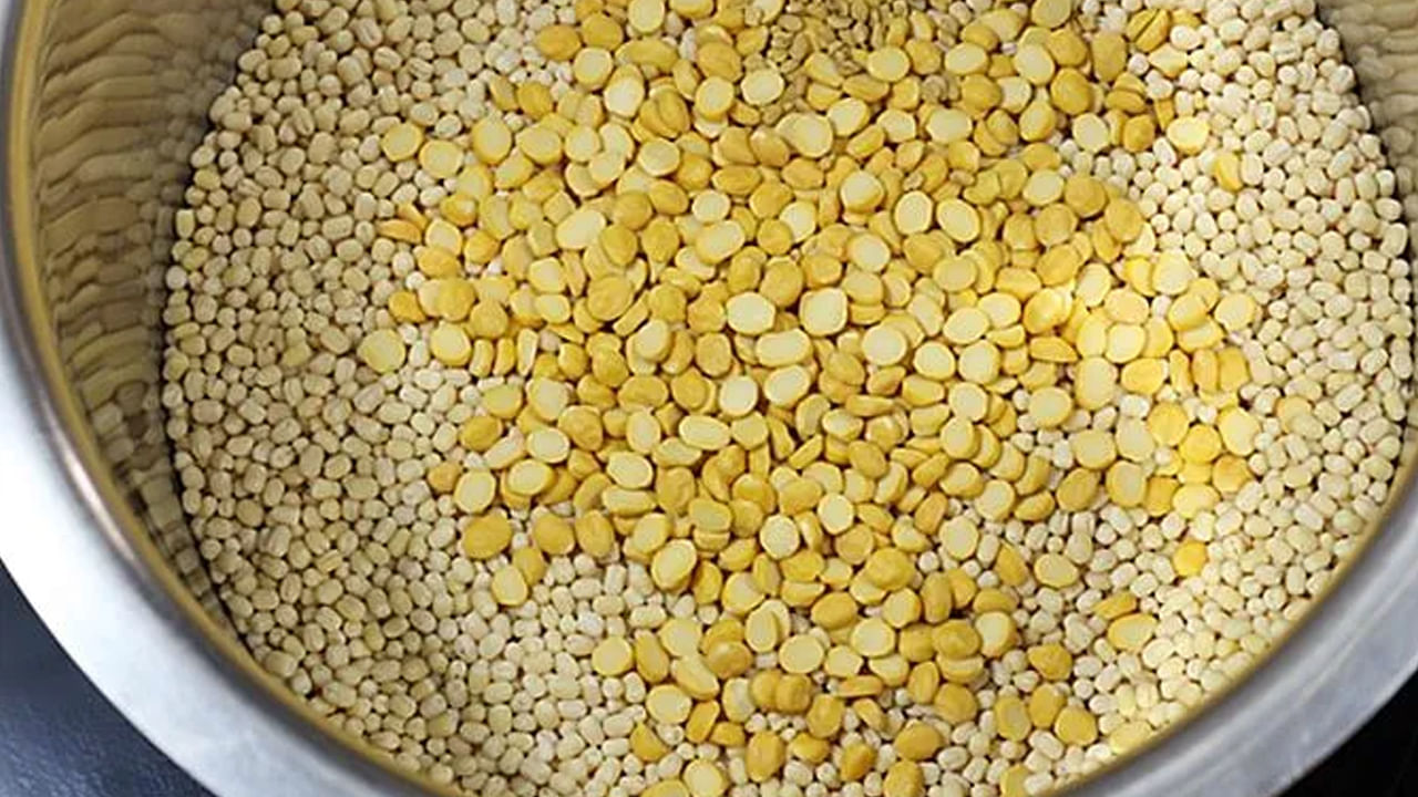 పిండి తయారీ విధానం : ఒక బౌల్ తీసుకొని అందులో మూడు కప్పుల బియ్యం తీసుకోవాలి. వాటిని రెండు లేదా మూడు సార్లు శుభ్రం చేసుకోవాలి. తర్వాత అదే బౌల్‌లో సరిపడ నీళ్లు పోసి, బియ్యాన్ని నానబెట్టుకోవాలి. తర్వాత మినపప్పు, మెంతులు రెండు కలిపి వీటిని కూడా ఒక సారి నీటితో శుభ్రం చేసి నానబెట్టుకోవాలి. మరో గిన్నెలో పోహా నాన బెట్టుకోవాలి.వీటన్నింటిని నాలుగు నుంచి ఆరు గంటల వరకు నానబెట్టుకోవాలి.