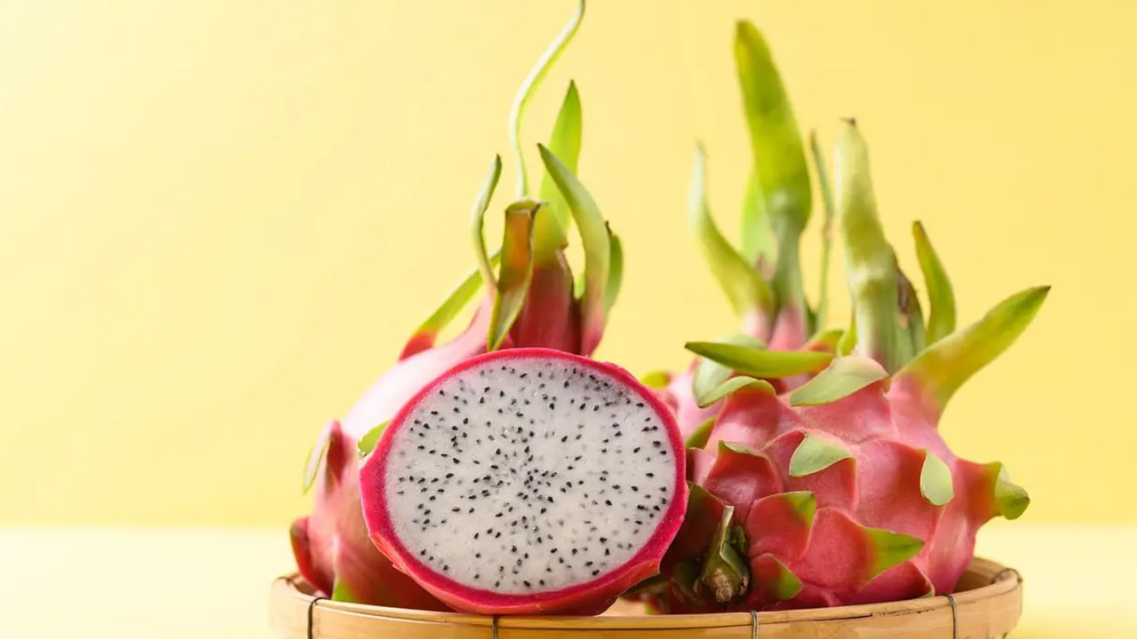 డ్రాగ‌న్ ఫ్రూట్‌లో విట‌మిన్ సి అధికంగా ఉంటుంది. ఇది కొల్లాజెన్ ఉత్పత్తిని పెంచుతుంది. దీంతో వ‌య‌స్సు మీద ప‌డే వృద్ధాప్య ఛాయ‌లు త‌గ్గుతాయి. అలాగే డ్రాగన్‌ ఫ్రూట్‌లో ఉండే యాంటీ ఆక్సిడెంట్లు చ‌ర్మాన్ని సంర‌క్షిస్తాయి. ప‌ర్యావ‌ర‌ణ కాలుష్యం వ‌ల్ల చ‌ర్మానికి జ‌రిగే న‌ష్టాన్ని నివారిస్తాయి. 