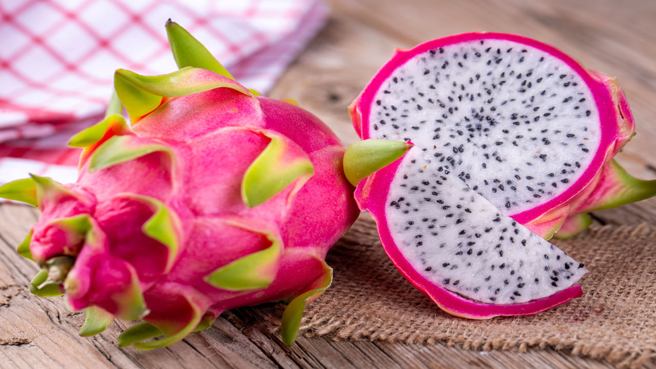 డ్రాగన్ ఫ్రూట్‌లో ఫైబర్ అధికంగా ఉండటం వల్ల ఇది జీర్ణవ్యవస్థను సక్రమంగా ఉంచడంలో సహాయపడుతుంది. దీనివల్ల మలబద్ధకం, కడుపు ఉబ్బరం వంటి సమస్యలు తగ్గుతాయి. పేగు ఆరోగ్యం కూడా మెరుగుపడుతుంది. డ్రాగన్ ఫ్రూట్‌లోని విటమిన్ సి శరీరంలో రోగనిరోధక శక్తిని పెంచడంలో సహాయపడుతుంది. రోగనిరోధక శక్తి బలంగా ఉంటే అంటువ్యాధులు వ్యాపించకుండా ఉంటాయి.  