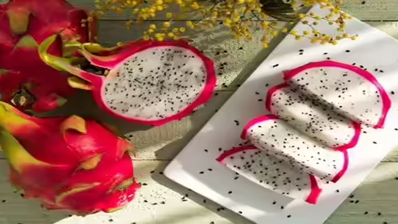 డ్రాగన్ ఫ్రూట్‌లో ఉండే ఫోలేట్.. గర్భిణీలకు అవసరమైన ముఖ్యమైన పోషకం. ఇది గర్భంలో ఉన్న శిశువు మెదడు, వెన్నుపాము అభివృద్ధిలో కీలక పాత్ర పోషిస్తుంది. ఈ పండులో ఉండే ఐరన్ గర్భధారణ సమయంలో వచ్చే రక్తహీనతను నివారించడంలో సహాయపడుతుంది. కాబట్టి మహిళలు డ్రాగన్ ఫ్రూట్ కచ్చితంగా తినండి. ఆరోగ్యంగా ఉండండి.