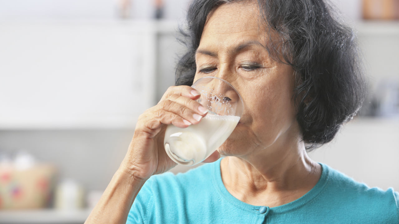 ముఖ్యంగా మెనోపాజ్ దశలో మహిళల ఎముకలు బలహీనపడతాయి. అలాగే నిద్రలేమి సమస్య కూడా ఈ దశలో కనిపిస్తుంది. వీటి నుంచి ఉపశమనం కోసం పాలు లాంటి క్యాల్షియంతో కూడిన ఆహారం తీసుకోవడం మంచిది.